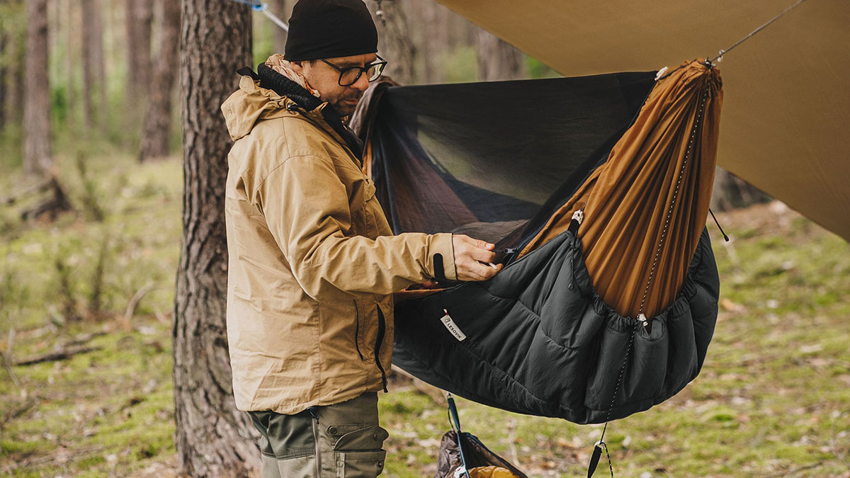 Sprzęt outdoorowy Lesovik – funkcjonalna podpinka w naturalnym otoczeniu